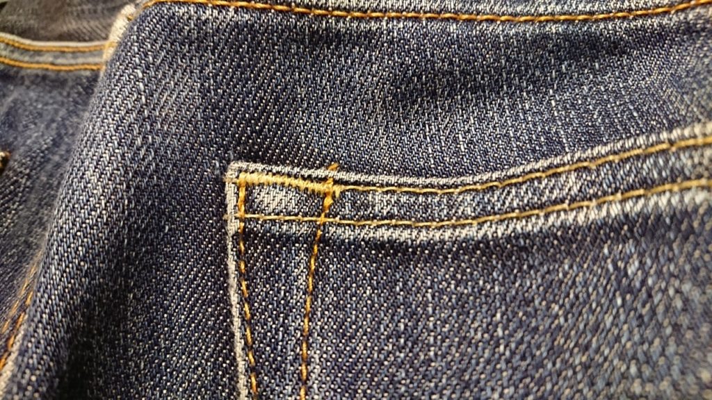 ユニクロジーンズのバックポケット縫製色